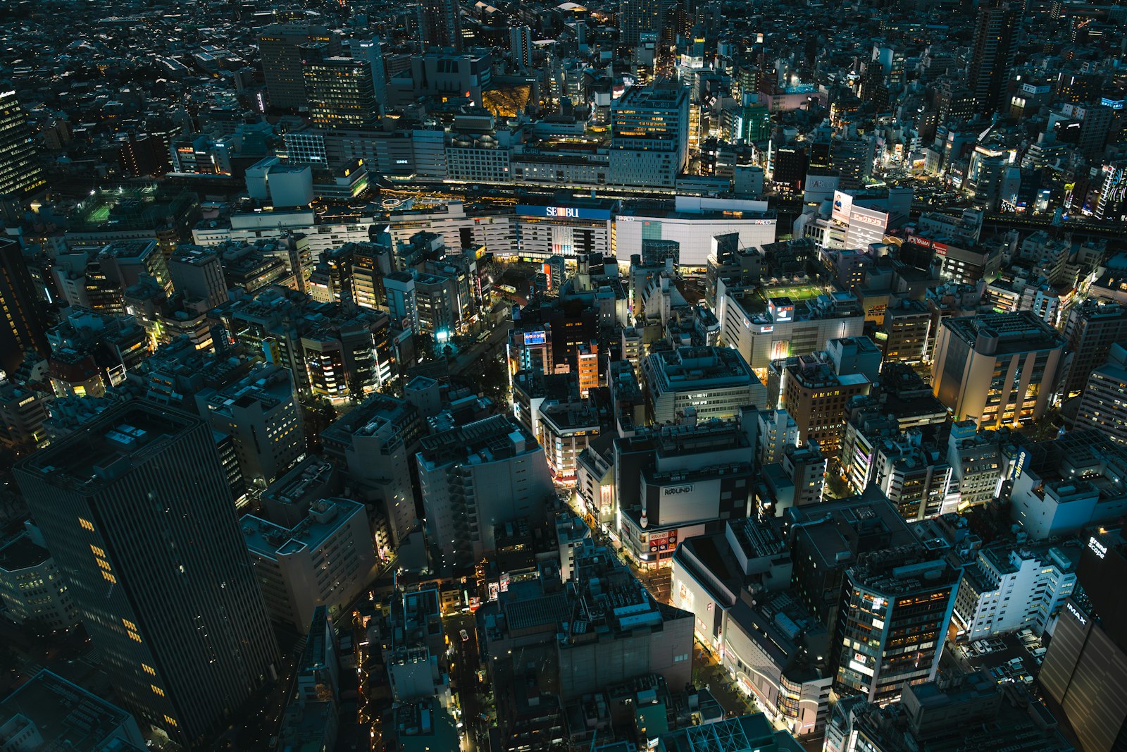 Station Ikebukuro bij avond, vertrekpunt van de Seibu lijn naar de Harry Potter Studio Tour Tokyo