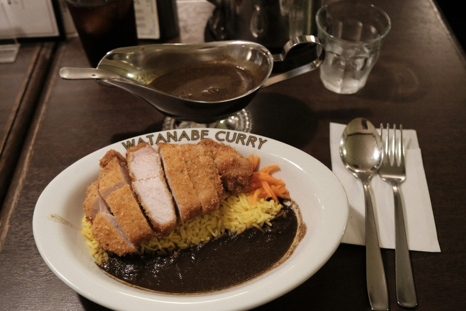 Katsu curry met rijst en currysaus