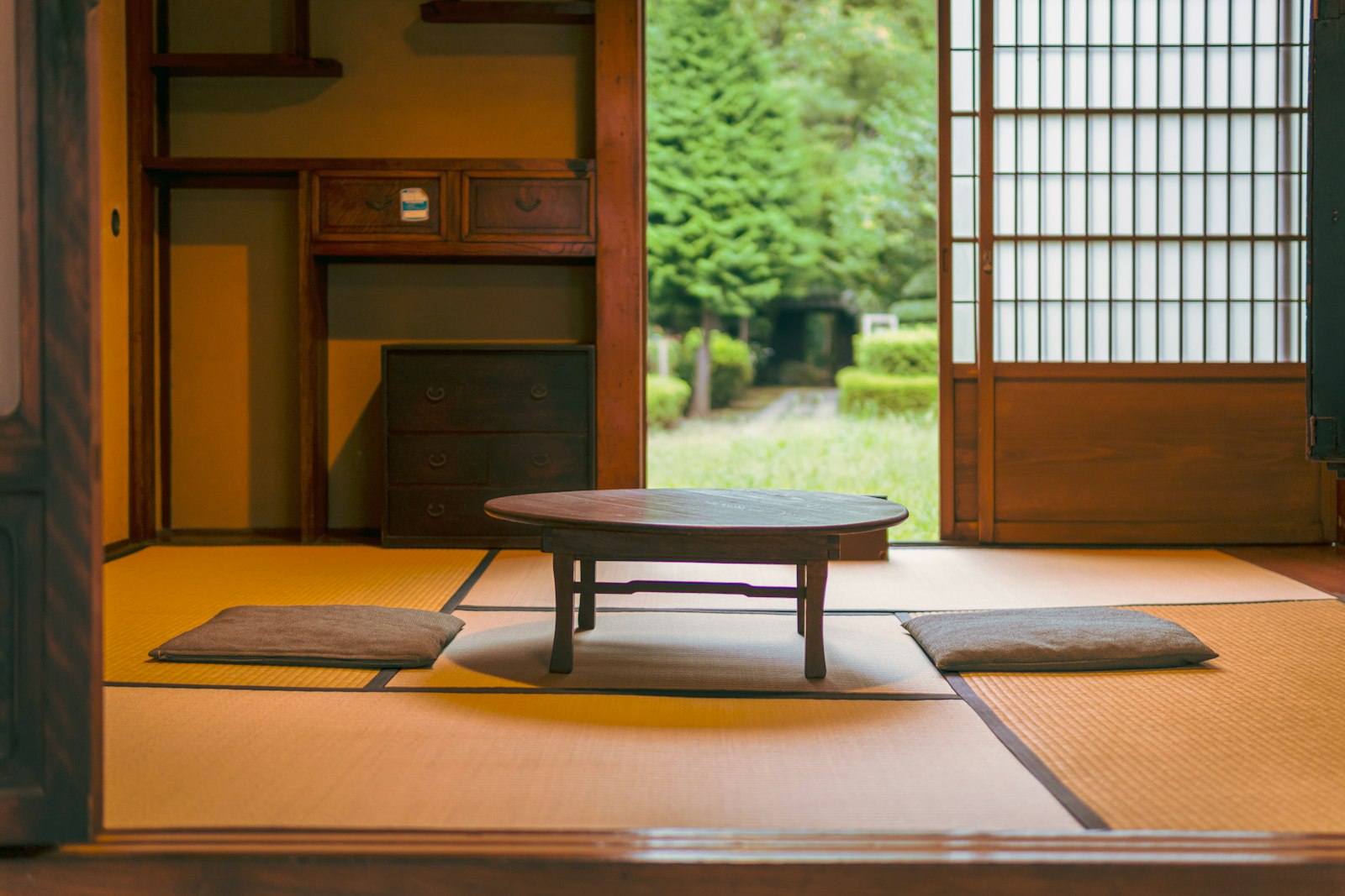 Ryokankamer met tatamimatten, schuifdeuren en een lage tafel