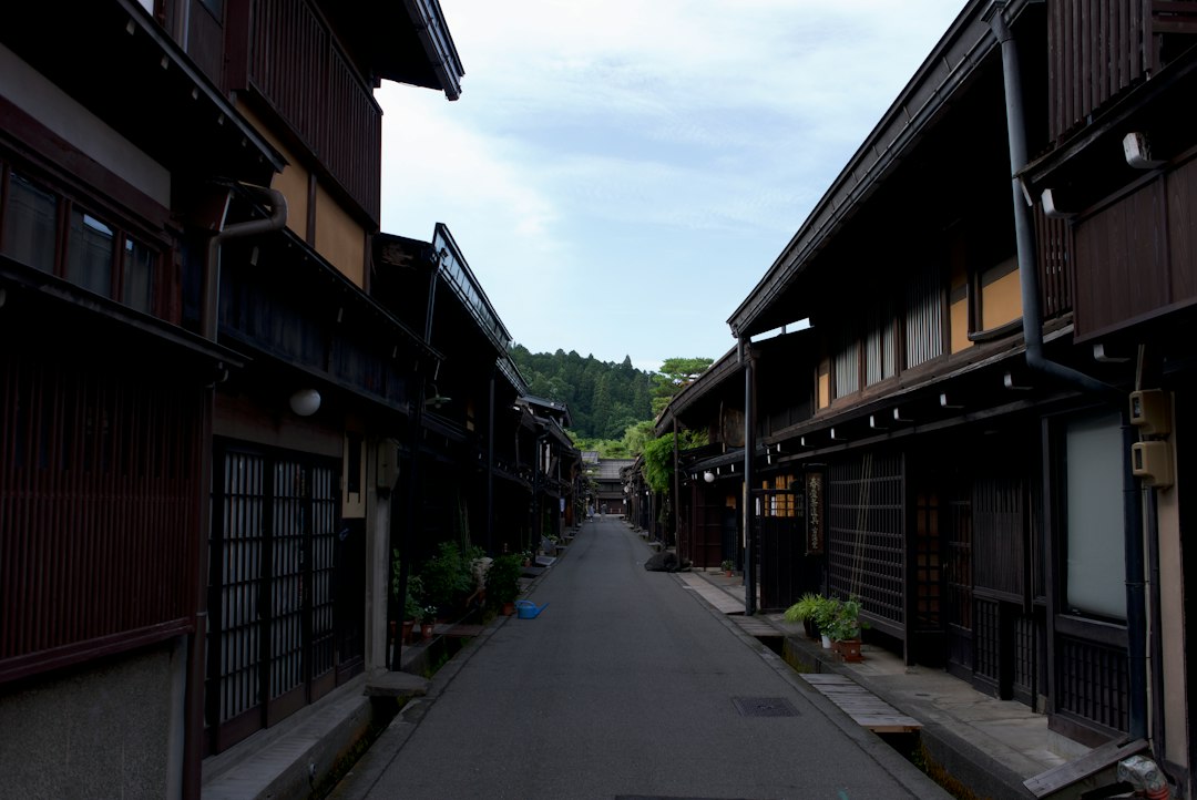 Smalle straat met donkere houten huizen in de oude stad van Takayama