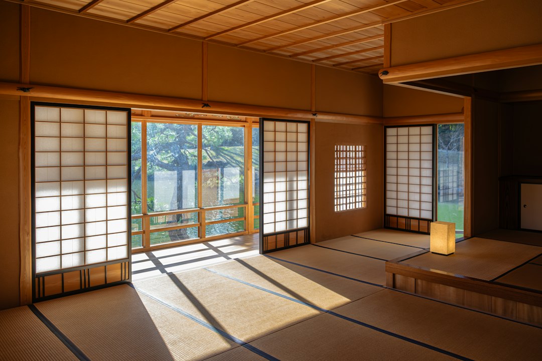 Lege tatamikamer met schuifdeuren en zonlicht in een traditionele Japanse ryokan